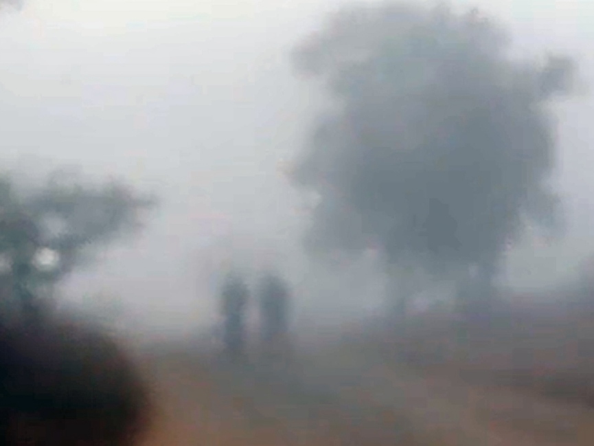 लातेहार में सुबह छाया घना कोहरा।