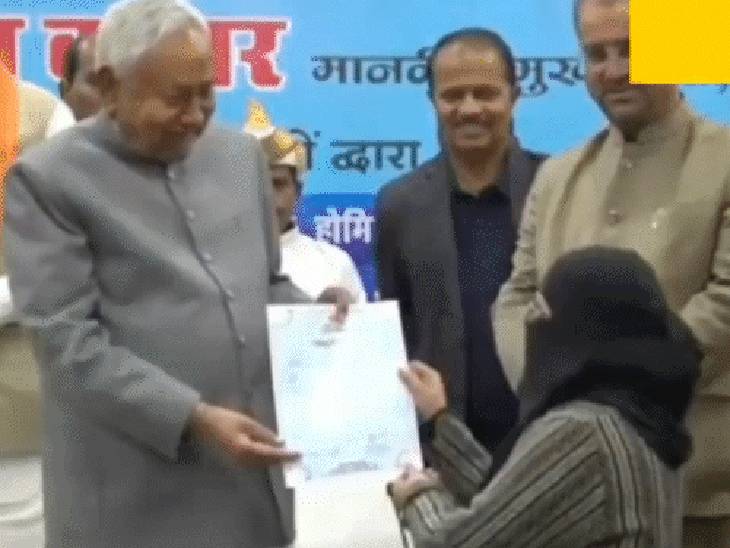 Leaders clashed their tongues, raising doubts about Nusrat joining the job.  | हिजाब प्रकरण भड़का: खूब टकराईं नेताओं की जुबानें, नुसरत के नौैकरी ज्वाइन  करने पर संदेह - Patna News ...