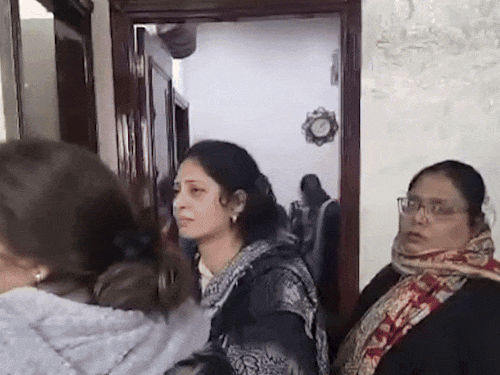 व्यापारी की हत्या के बाद परिवार का ढांढ़स बंधाने के लिए पहुंचे लोग। (फाइल शॉर्ट)