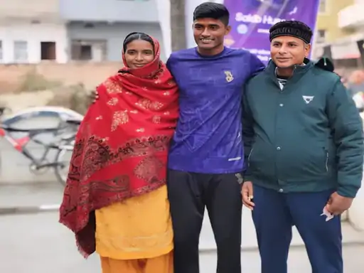 अपने माता-पिता के साथ साकिब।