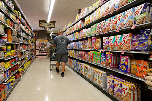 टैरिफ से अमेरिका में खाने-पीने की चीजें महंगी हो रही है। इसने अमेरिकी परिवार का सलाना खर्च 8 लाख रुपए तक कर दिया है।