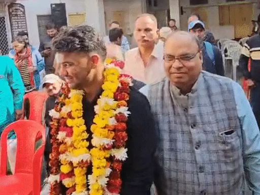 कार्तिक शर्मा के स्वागत के लिए क्रिकेट संघ के पदाधिकारियों के साथ आम लोग भी बड़ी संख्या में पहुंचे।