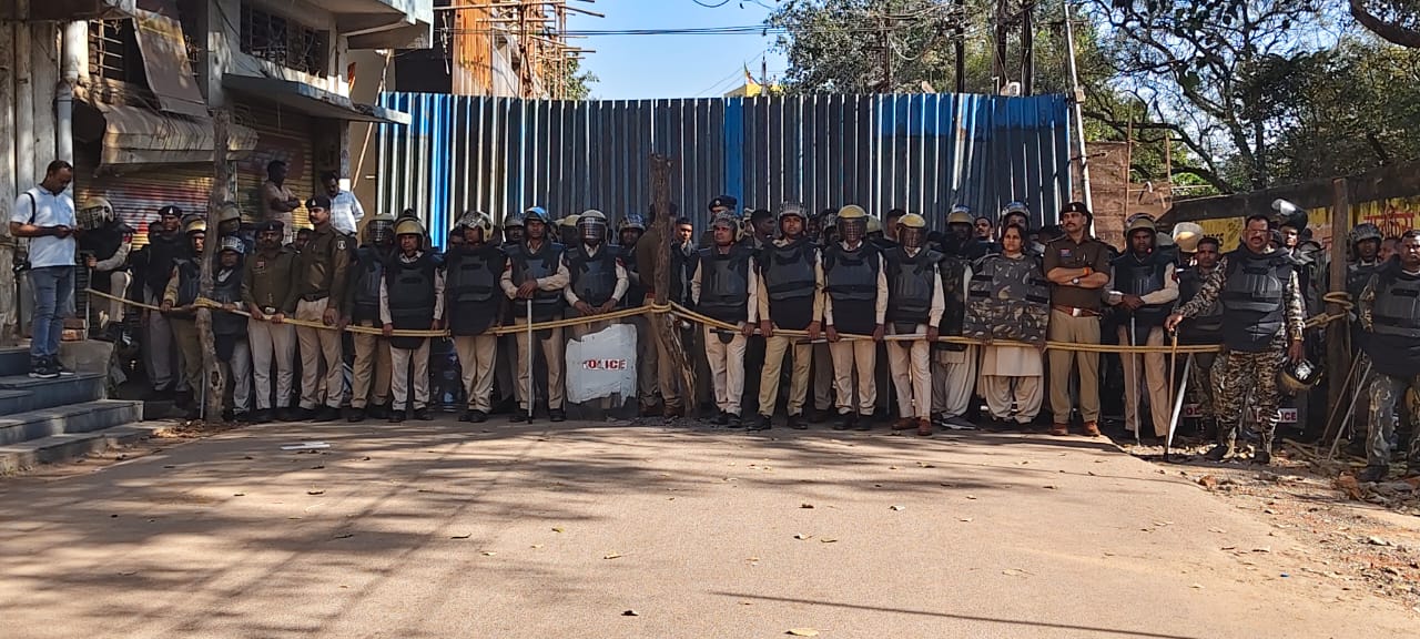 दुर्ग में भाजपा कार्यालय के पास तगड़ी बैरिकेडिंग की गई थी। पुलिस फोर्स भी तैनात थी।