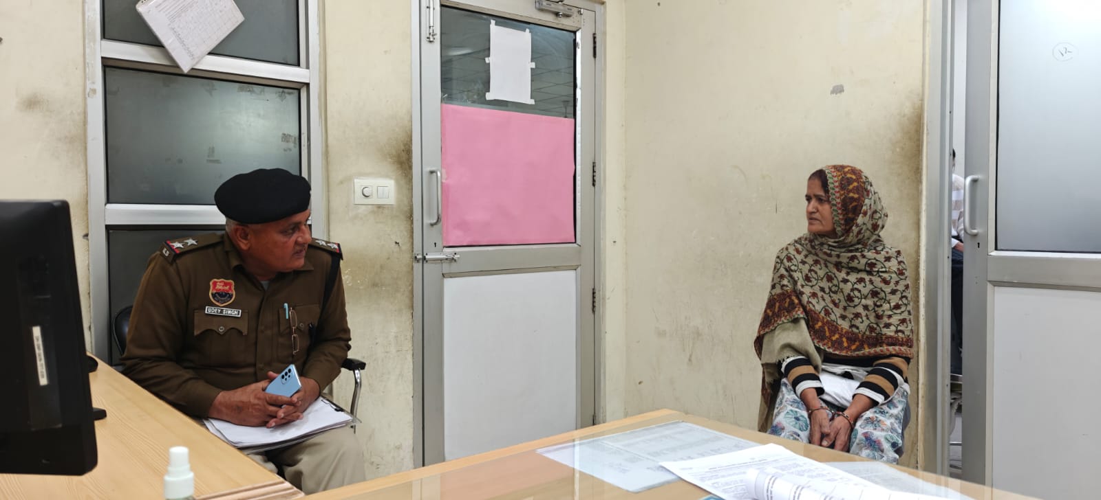 पूनम की मां से पूछताछ करती पुलिस।