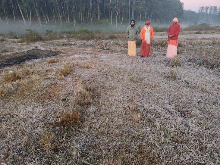 अमरकंटक में रामघाट, माई की बगिया, श्रीयंत्र मंदिर सहित कई क्षेत्र में बर्फ की चादर बिछी नजर आई।