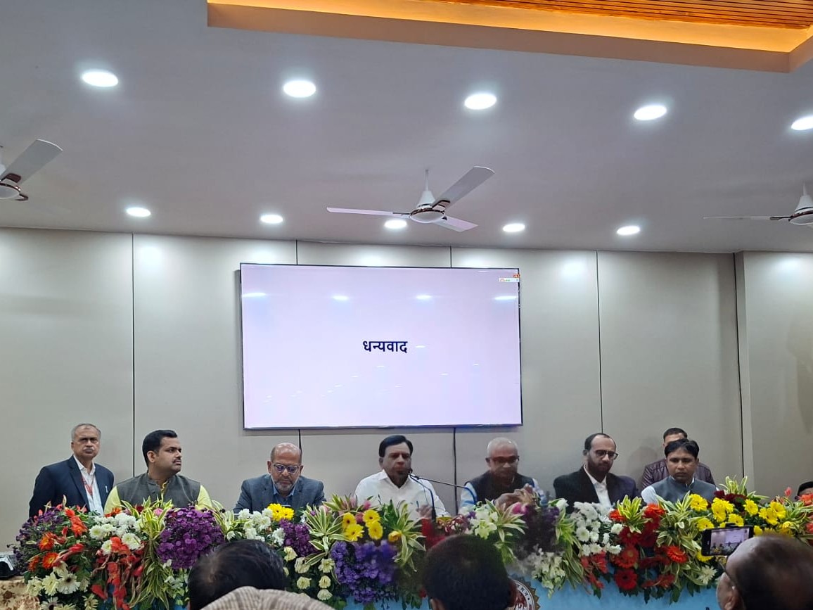 जनसंपर्क संचालनालय में मीडिया के सवालों के जवाब देते डिप्टी सीएम जगदीश देवड़ा, साथ हैं एसीएस वित्त मनीष रस्तोेगी । - Dainik Bhaskar