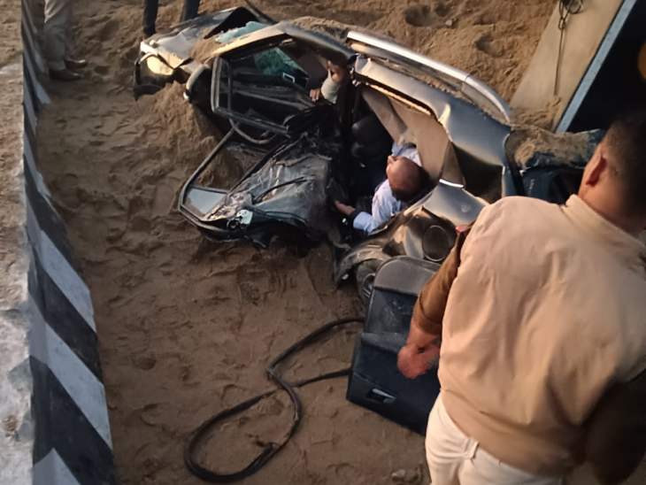 डंपर और बजरी के नीचे कार दबने से पूरी तरह पिचक गई। हादसे में 4 लोगों की मौके पर ही मौत हो गई थी।