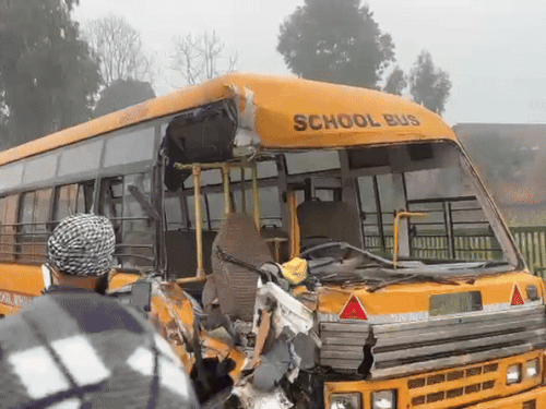 चंडीगढ़ हाईवे पर हादसा, दो स्कूली बसें टकराईं। - Dainik Bhaskar