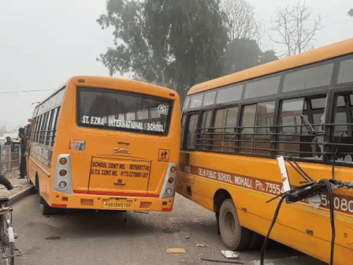 चंडीगढ़ हाईवे पर हुए हादसे में एक बस का अगला हिस्सा पूरी तरह क्षतिग्रस्त हुआ।