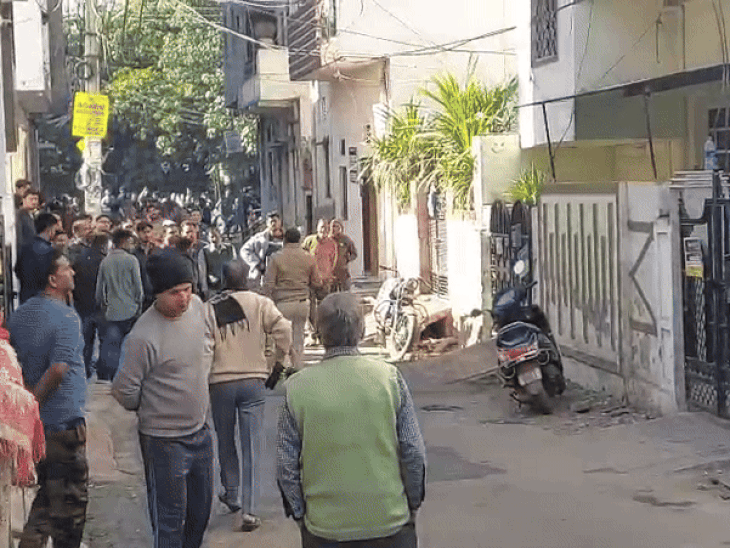 उदयपुर शहर की कृष्णपुरा कॉलोनी में जहां लेपर्ड का मूवमेंट दिखा, वहां लोग इकट्ठा हो गए।