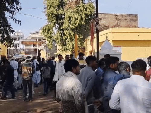 अलवर के प्रतापगढ़ थाना क्षेत्र में झाड़ियों में 9 साल की बच्ची का शव मिला है। उसके शरीर पर खरोंच के निशान भी मिले हैं। - Dainik Bhaskar