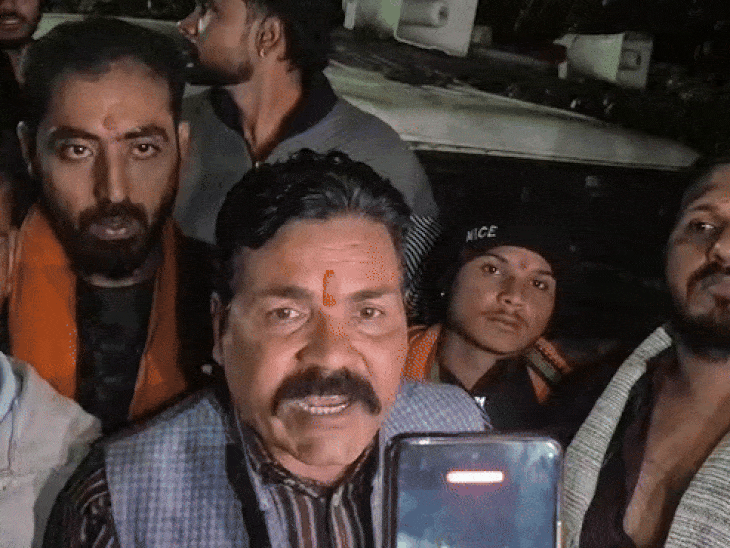 हिंदू उत्सव समिति के अध्यक्ष चंद्रशेखर तिवारी का कहना है कि पुलिस प्रशासन को कड़ी कार्रवाई करना चाहिए। यह आठवीं घटना है।