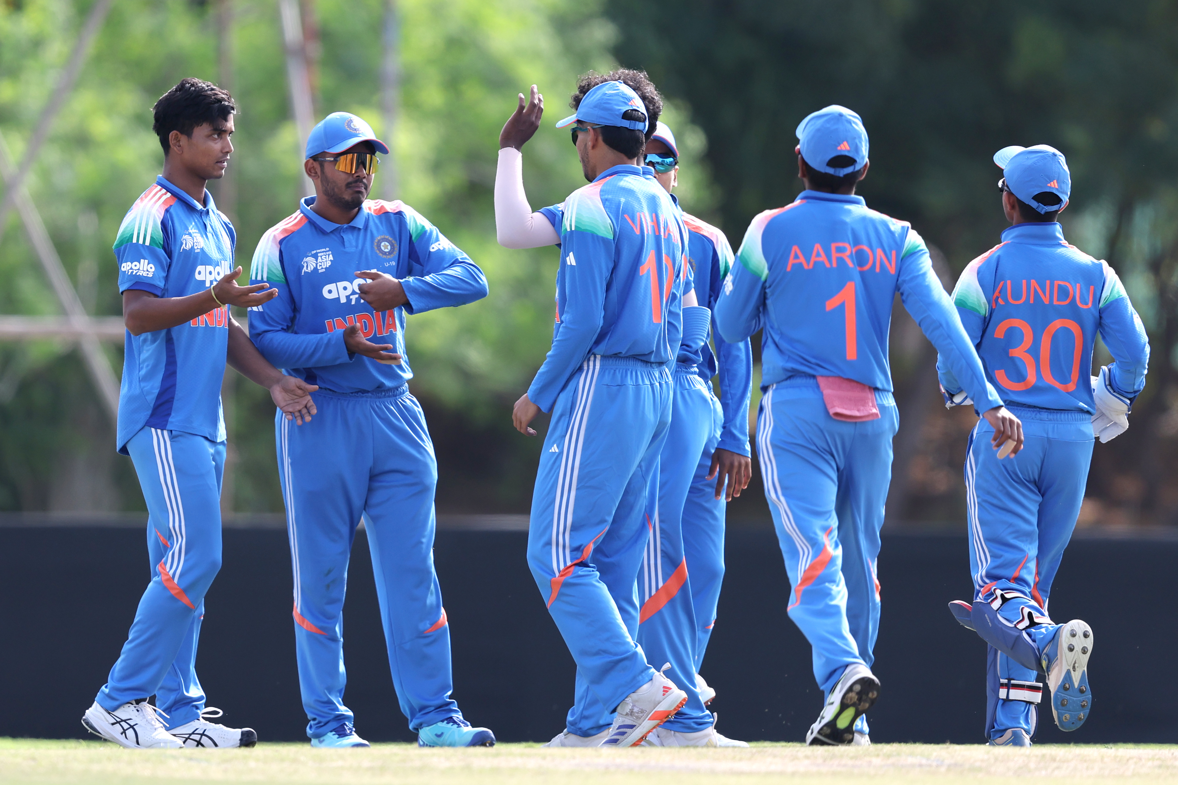 श्रीलंकाई बैटर्स को आउट करने के बाद सेलिब्रेट करती भारतीय टीम।