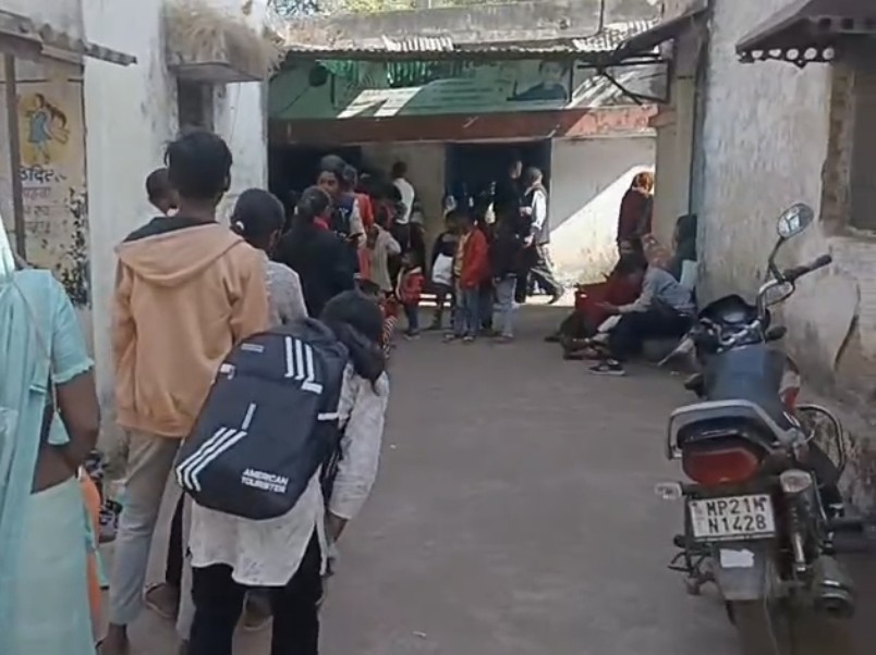 स्कूली छात्रों ने प्रशासन से जिले में अधिक से अधिक केंद्र खोलने की मांग की है।