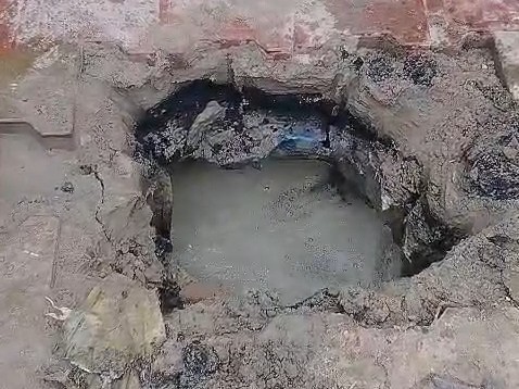 जलालाबाद में एक खेत में जमीन के नीचे से बरामद लाहन।