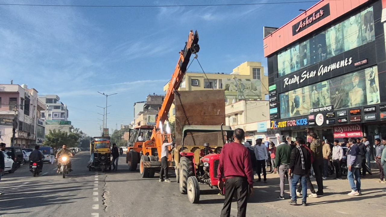 अतिक्रमण हटाई नगर परिषद की टीम