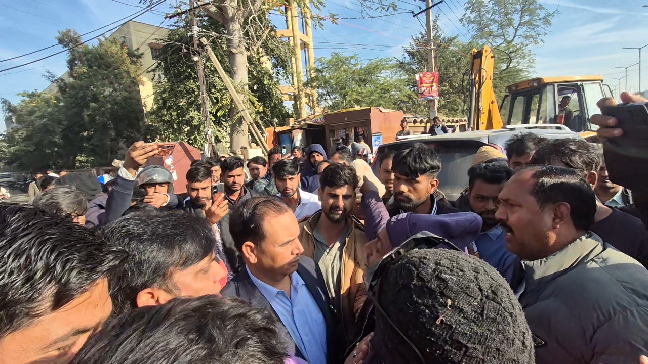 करवाई के वक्त विरोध करती भीड़