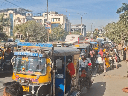 घटना के बाद 5 से 7 मिनट का लंबा जाम लग गया।