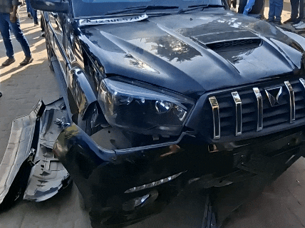 स्पीड इतनी तेज थी कि स्कॉर्पियो गाड़ी के दोनों टायर फट गए।