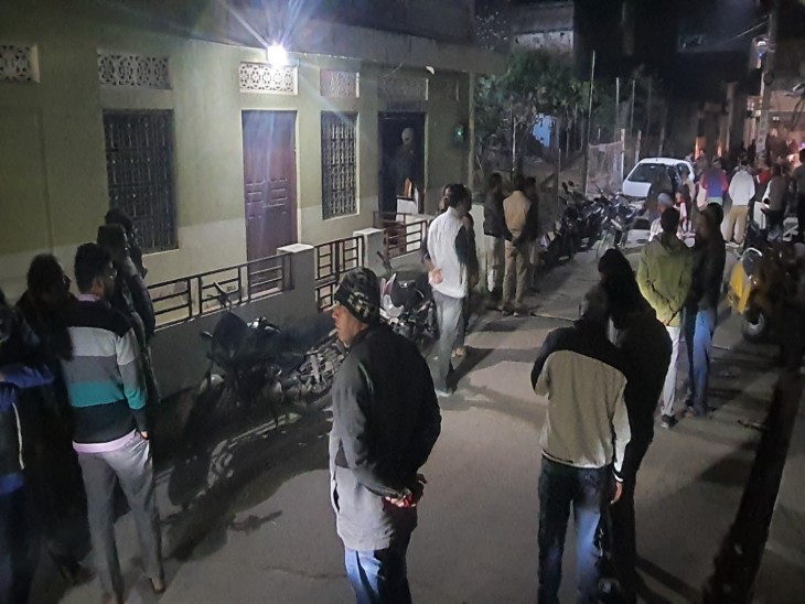 बीती रात को मृतकों के घर के बाहर खड़े लोग।