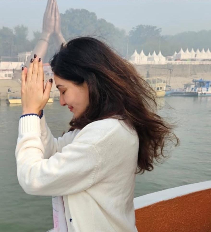 पूजा चोप्राने बोटीतून गंगा नदीत भ्रमण केले.