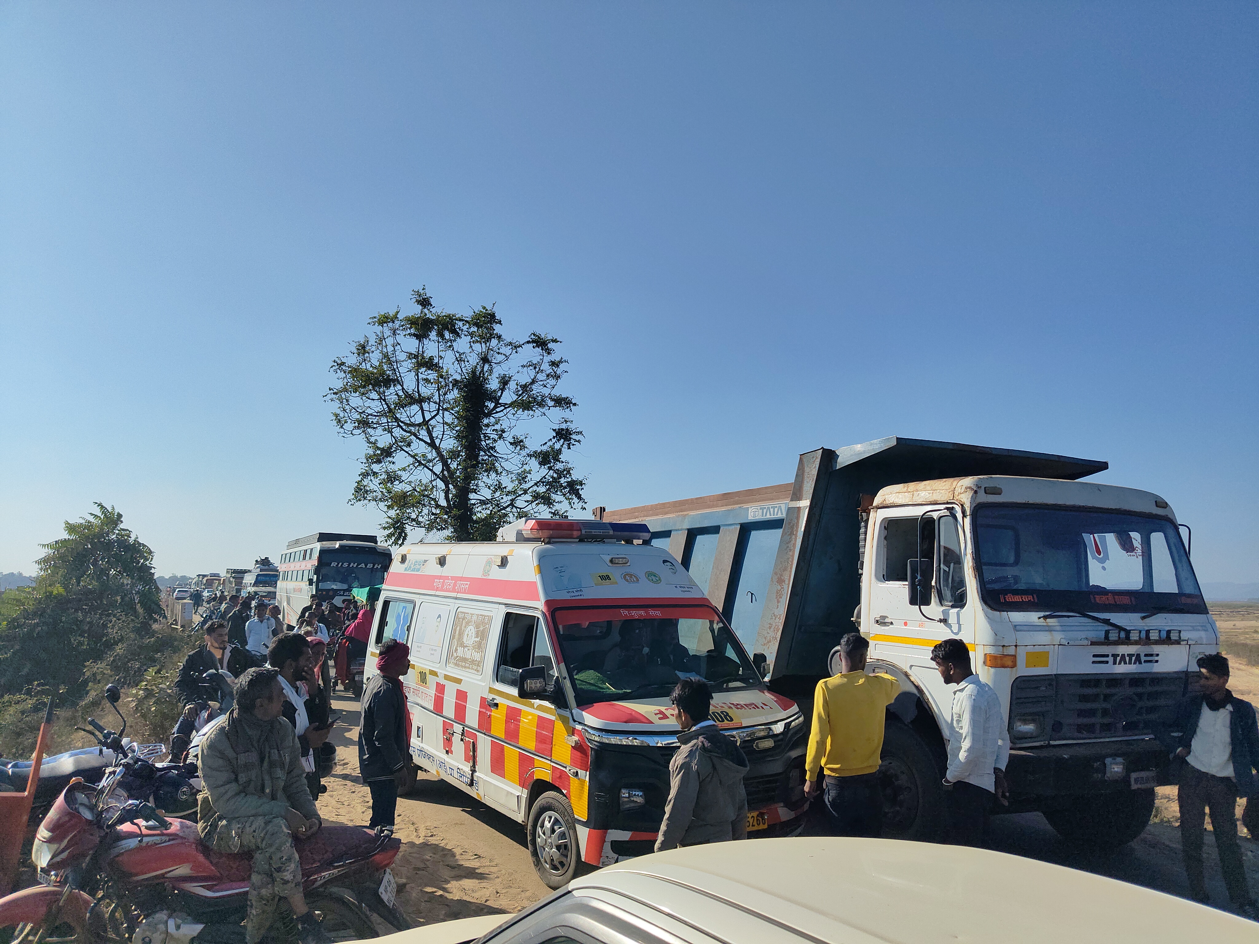 एंबुलेंस भी जाम में फंसी।