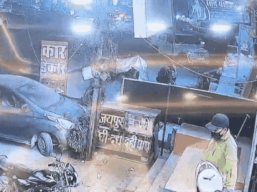 बदमाश दुकान से ज्वेलरी लेकर भागा और कार में बैठ गया। बदमाशों को रोकने के लिए ज्वेलर उनकी कार के बोनट पर लटक गया। फिर भी लुटेरे नहीं रुके।