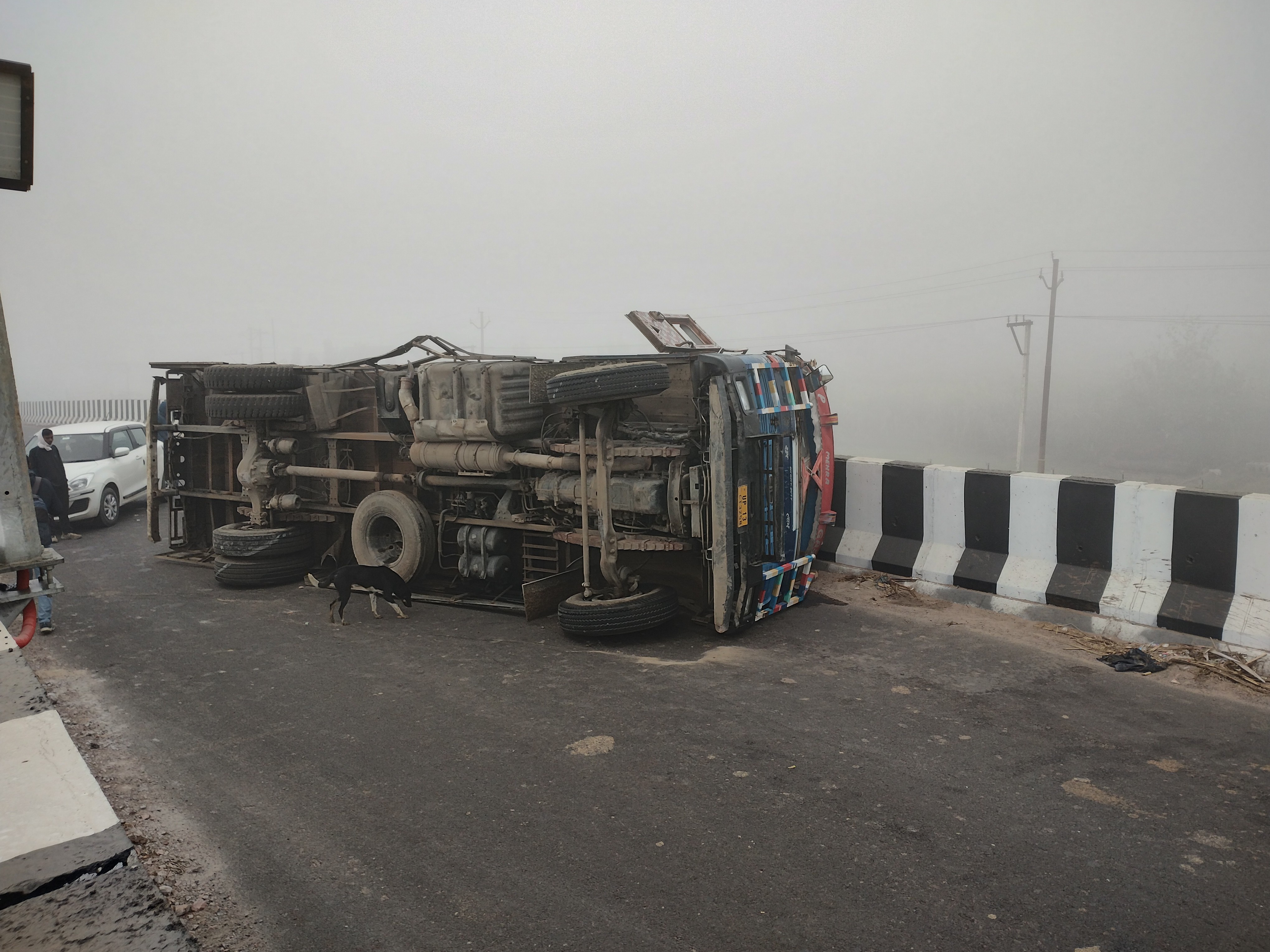 A truck loaded with gas cylinders overturned in Baghpat.