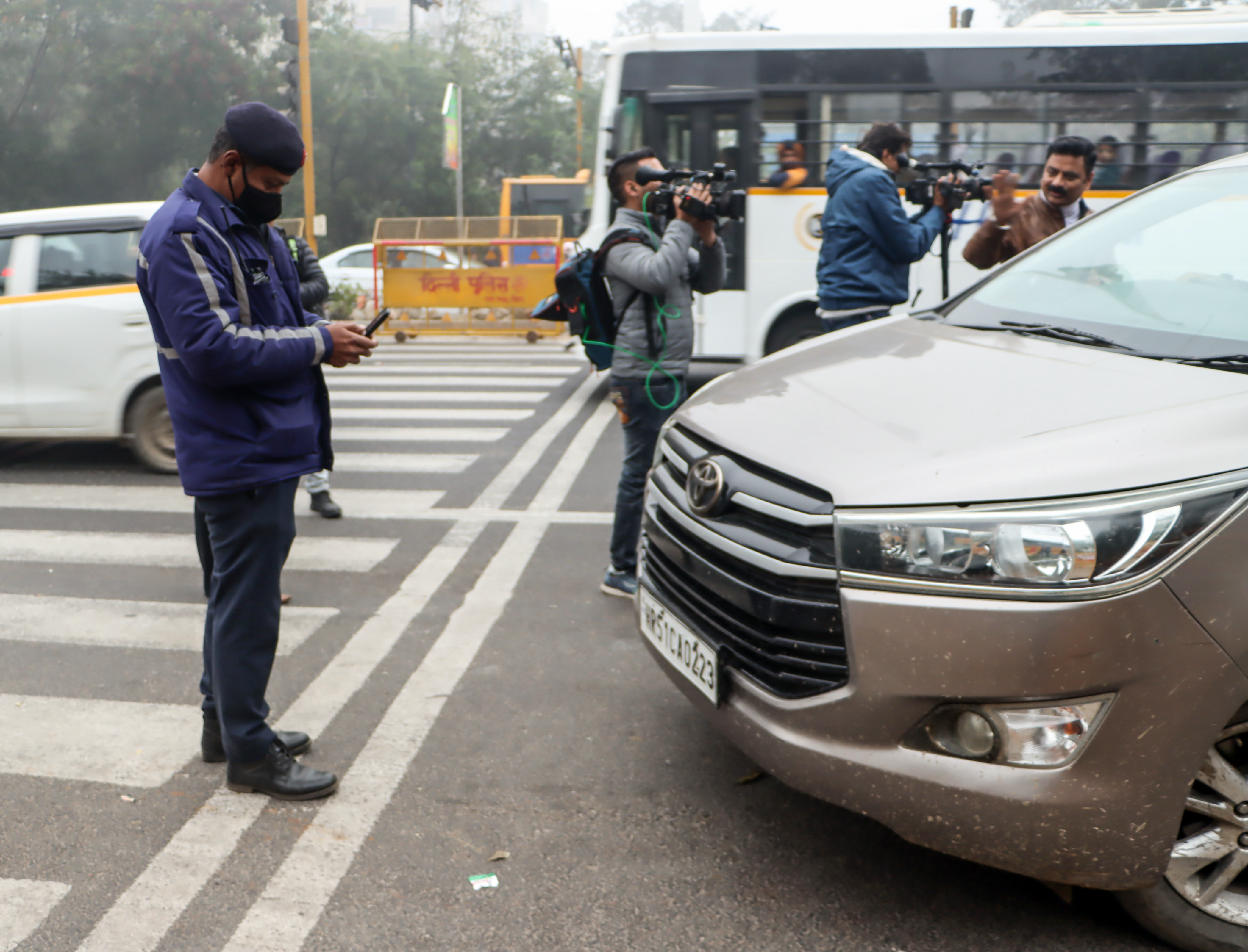 दिल्ली में एक गाड़ी के कागज पूरे ना होने पर पुलिस कर्मी ने चालान काटा।