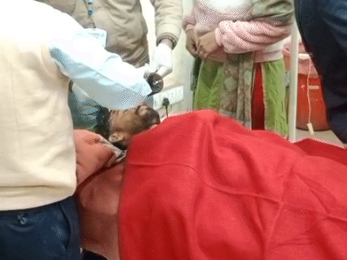 घायल दोनों युवकों को तुरंत डीबी अस्पताल पहुंचाया गया, जहां उनका इलाज चल रहा है।