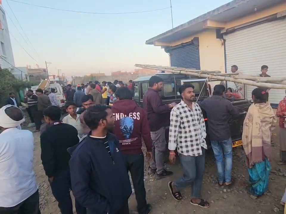 बिजली कंपनी के लोगों ने पहुंचकर कार्रवाई की।