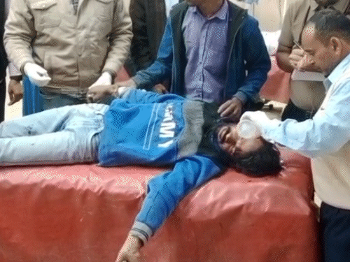 धोधलिया गांव के खेत में सरसों की फसल के बीच छिपकर बैठे एक लेपर्ड ने 2 युवकों पर हमला कर दिया।