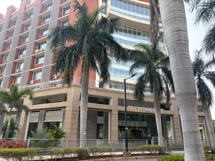 रायपुर में कचना के आनंदम सिटी में स्थित राकेश सरावगी के ऑफिस में ED की रेड।