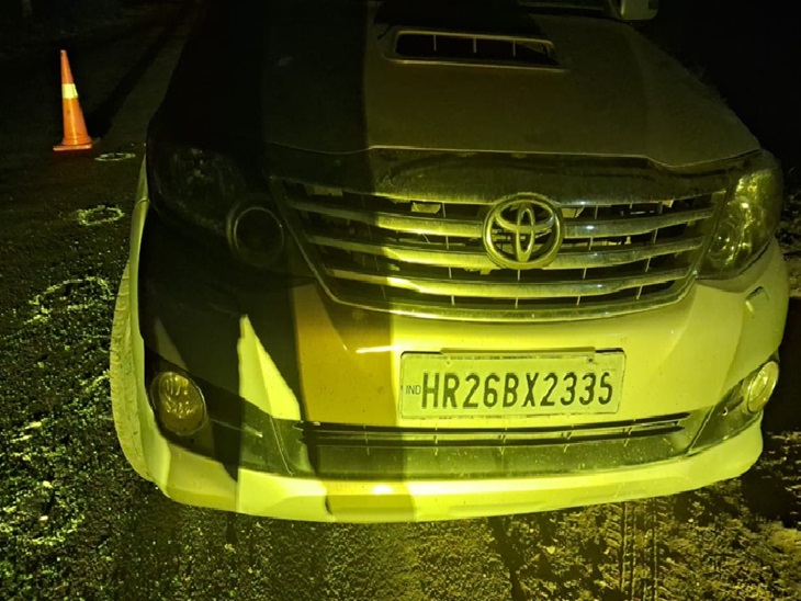 फायरिंग मामले में पकड़ी गई आरोपियों की गाड़ी।