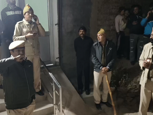 किसी भी तनाव से निपटने के लिए मौके पर बड़ी संख्या में पुलिस के जवानों की तैनाती की गई है।