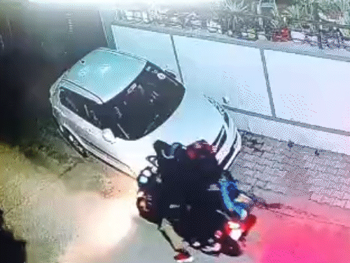 जयपुर के मुरलीपुरा में शुक्रवार को चोरी की वारदात को अंजाम देने पहुंचे तीन नकाबपोश बदमाश सीसीटीवी कैमरे में कैद हो गए।