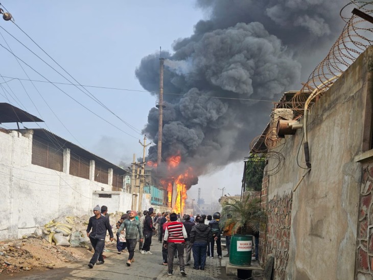 आग लगने के कारण उठता धुआं।