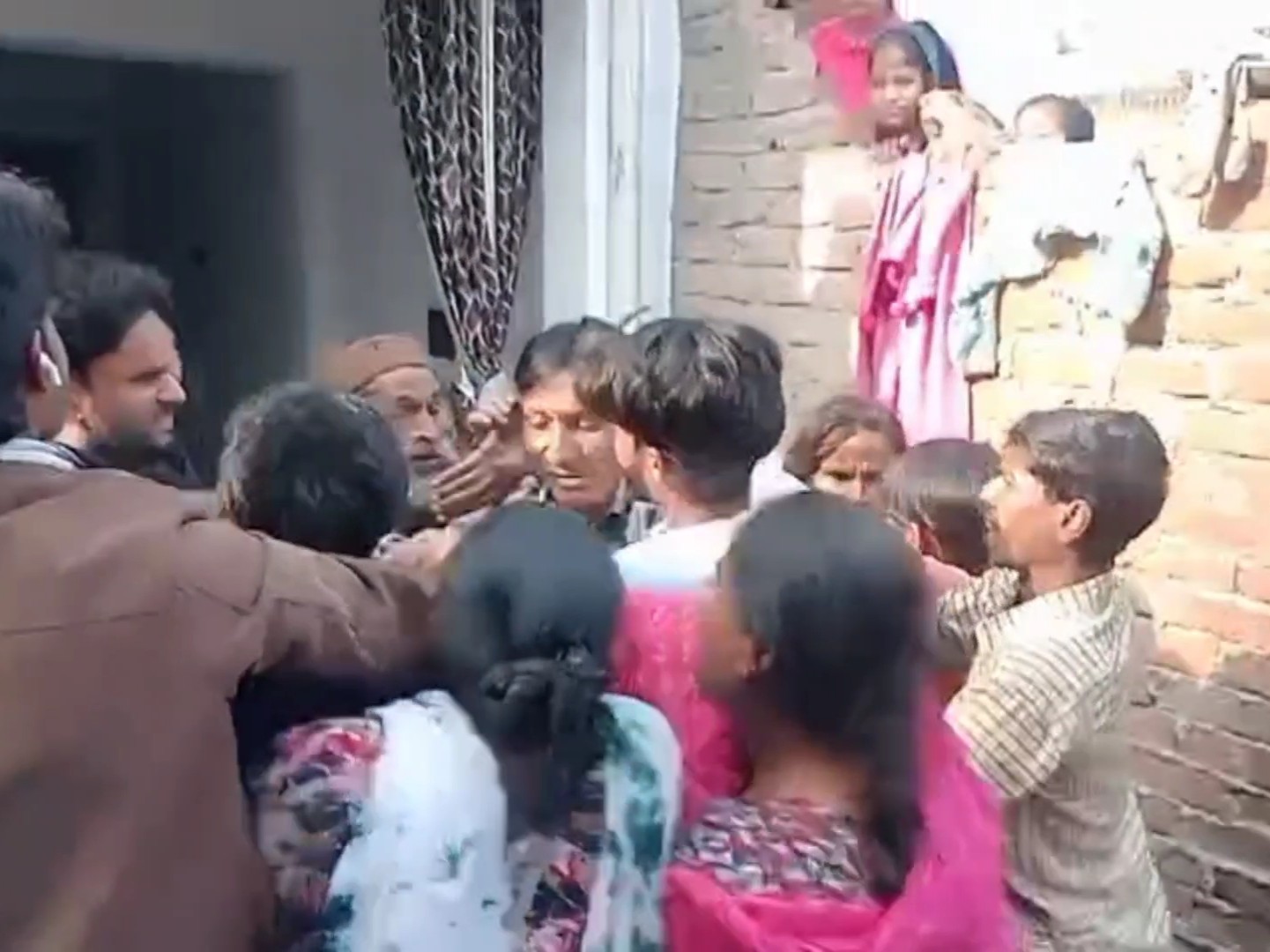 पीलीभीत में युवक के घर में घुसकर की पिटाई:  वेतन को लेकर हुआ था विवाद, जान से मारने की धमकी देकर फरार; FIR दर्ज – Pilibhit News