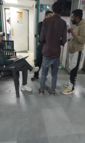 भास्कर टीम उसी रात MRI लैब के बाहर पहुंची तो सुबह से आए मरीज अपनी बारी का इंतजार कर रहे थे।