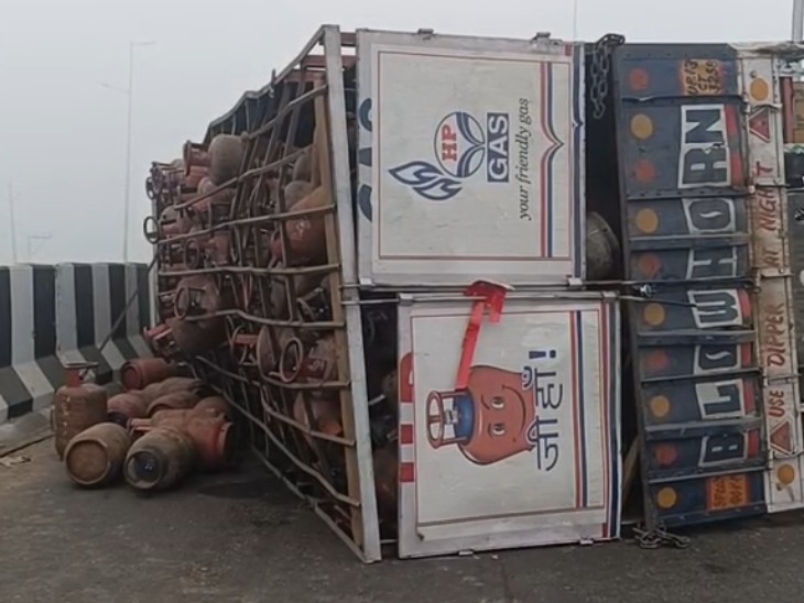 A truck loaded with cylinders overturned on the Delhi-Saharanpur highway.