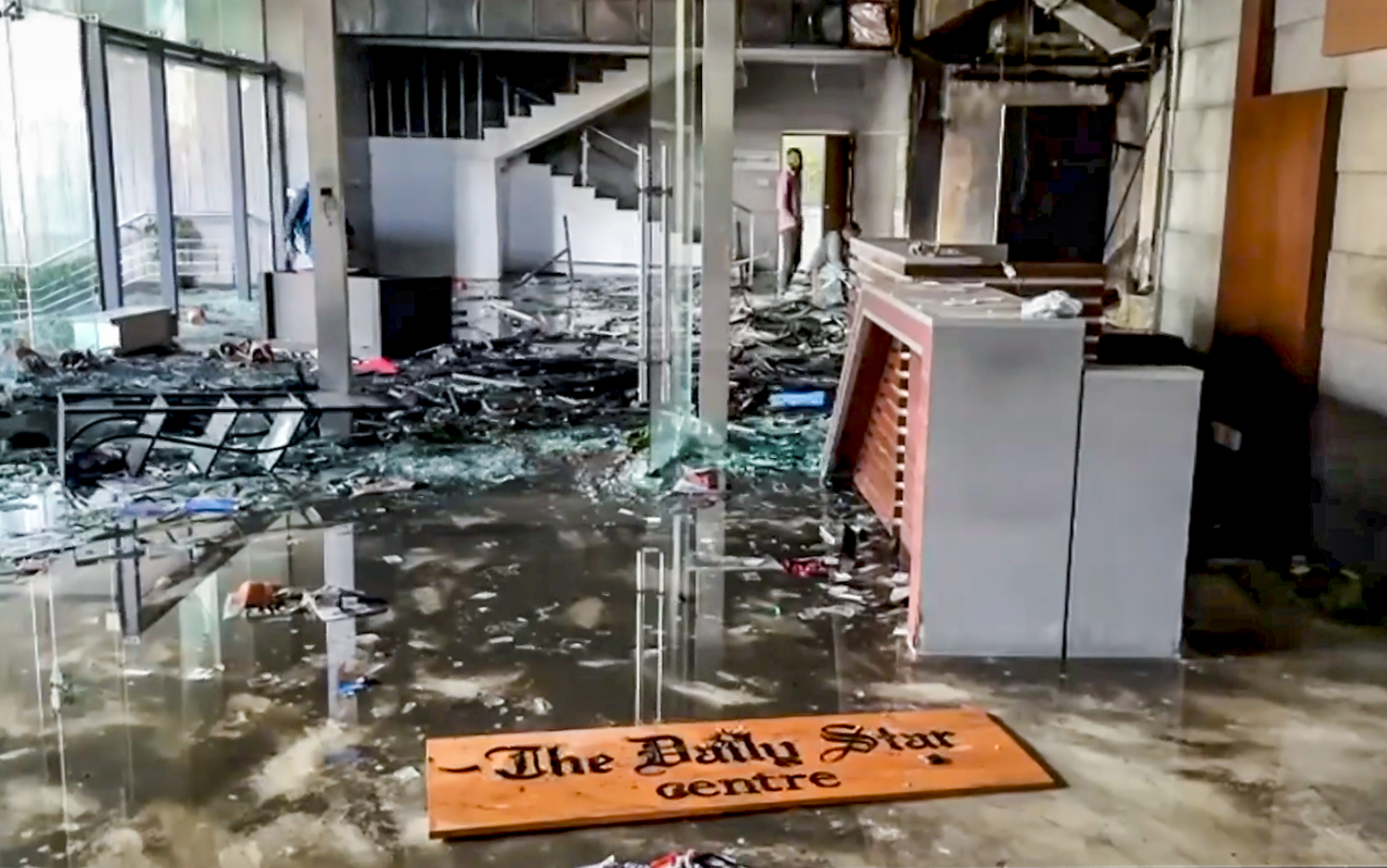 प्रदर्शनकारियों ने ढाका में डेली स्टार अखबार के दफ्तर में तोड़फोड़ की। कार्यालय का नाम बोर्ड मलबे के बीच जमीन पर पड़ा दिखा।