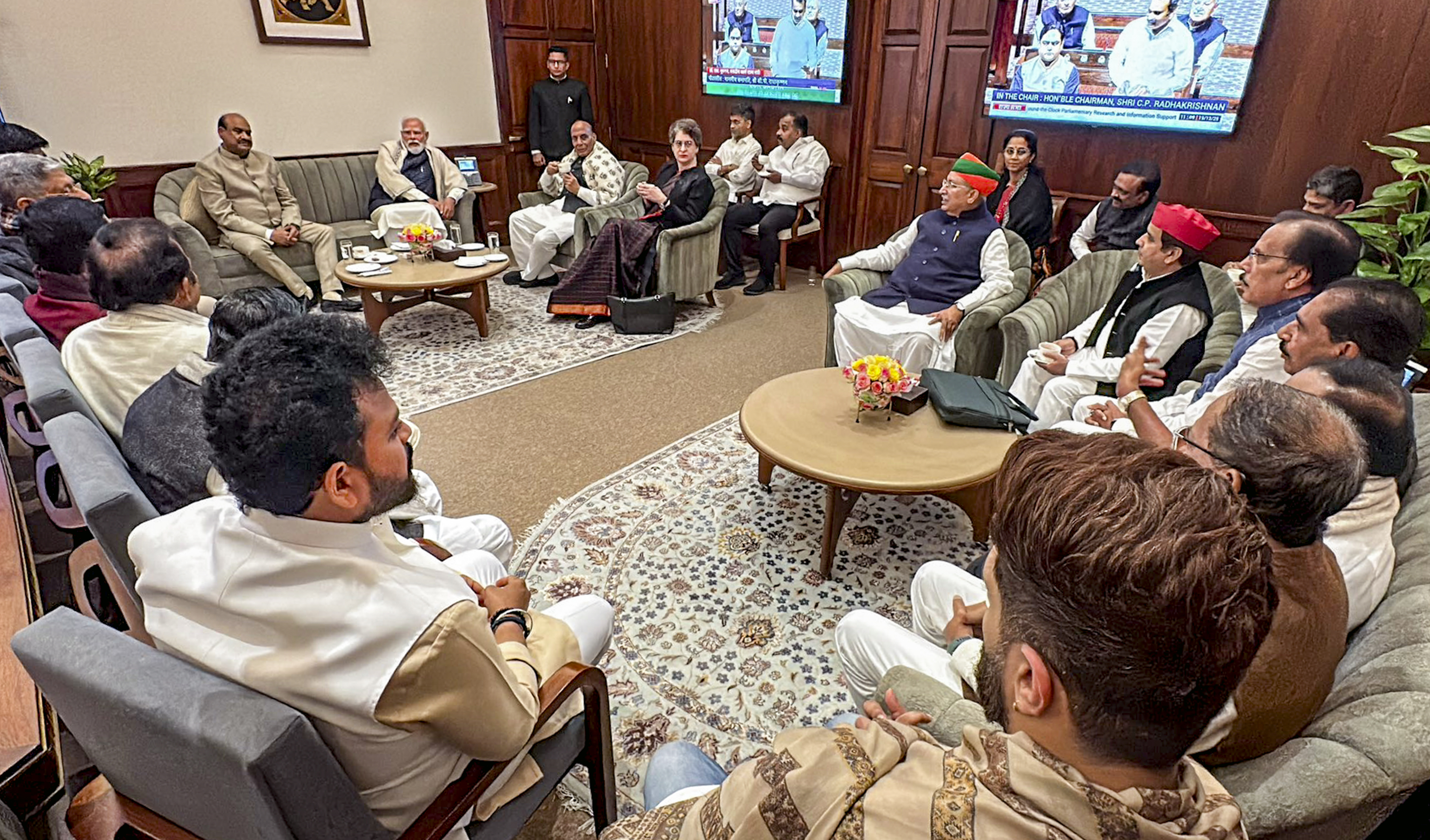 स्पीकर के ऑफिस में चाय पर चर्चा करीब आधा घंटा चली। 30 से ज्यादा सांसद मौजूद रहे।