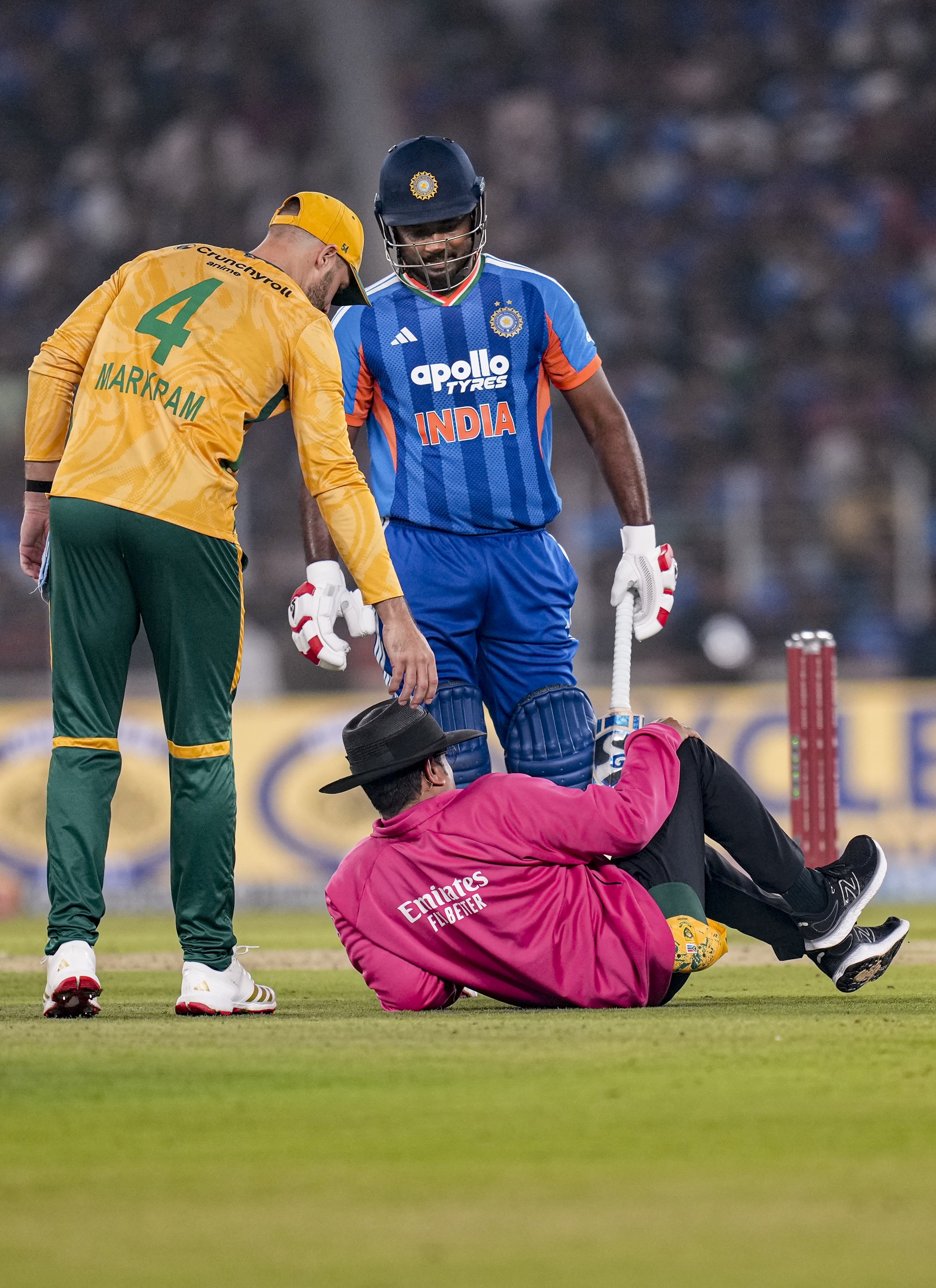 अंपायर रोहन पंडित के घुटने पर सैमसन का शॉट लगा। वे मैदान पर गिर गए।