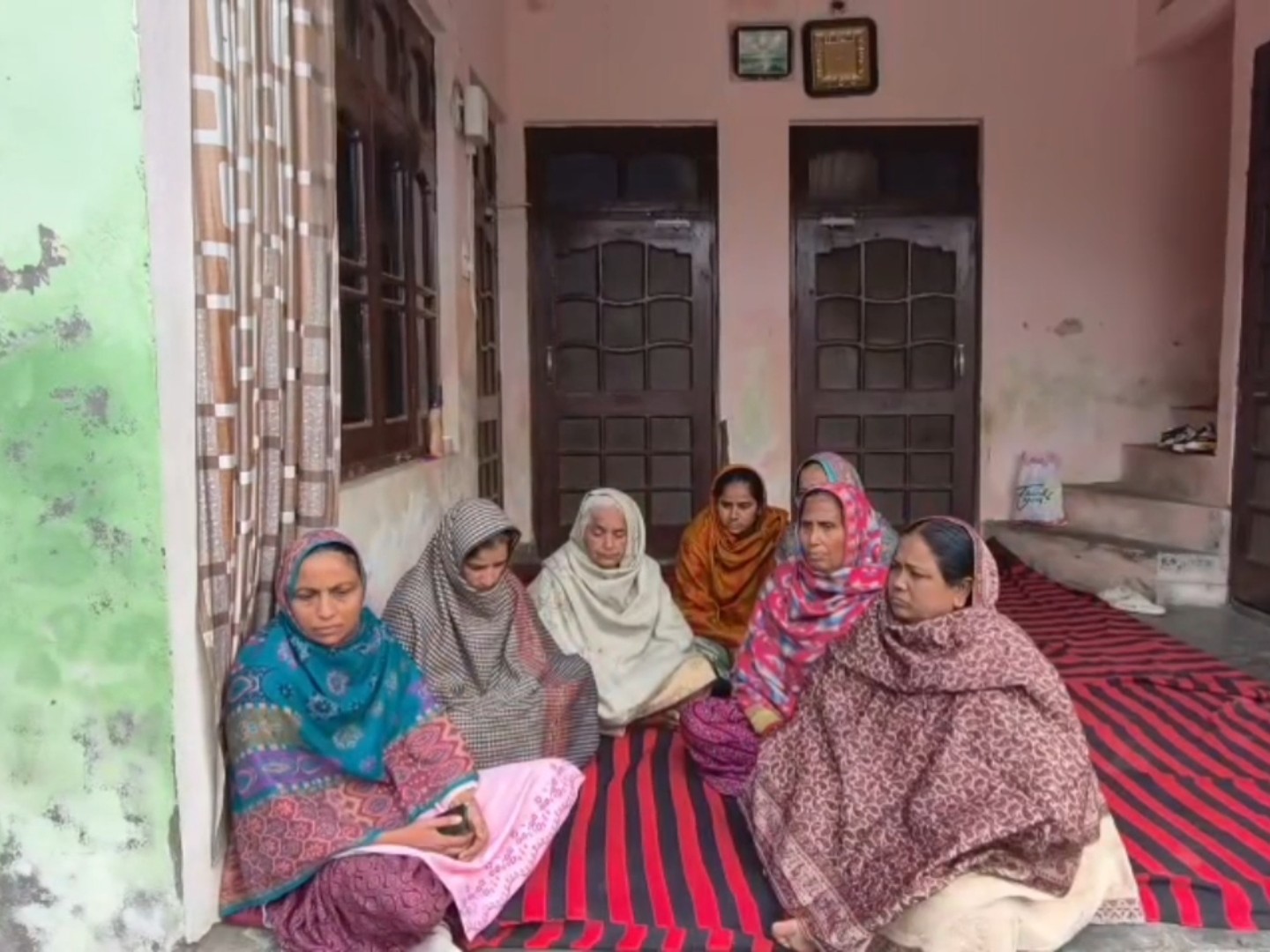 कस्बा दोरांगला मृतक जगदीप सिंह के घर पर शोकाकुल महिलाएं।