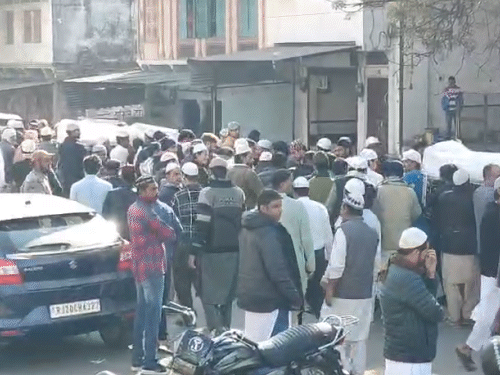 परिजनों को संभालते हुए जनाजे में मोहल्लेवासी भी शामिल हुए। इसके बाद चारों मृतकों के शव को कब्रिस्तान में दफनाया गया।