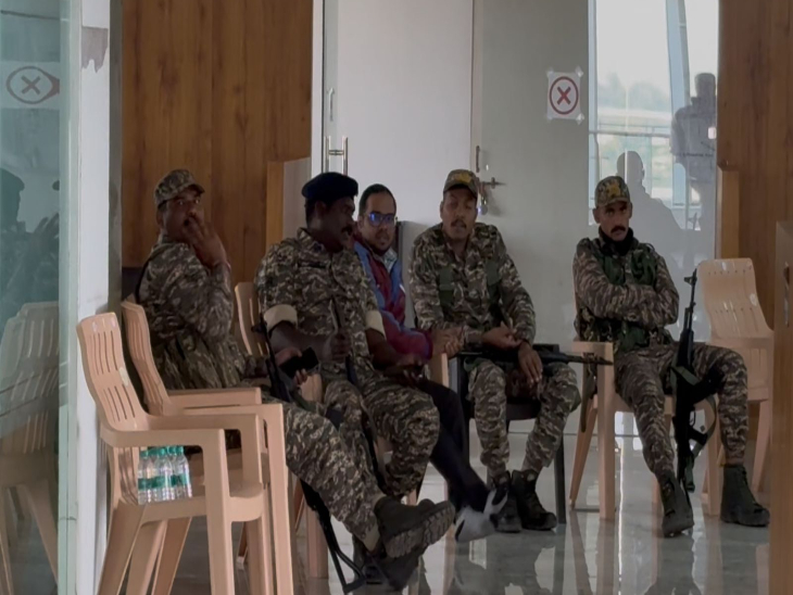 रायपुर में ईडी की टीम कारोबारी के ऑफिस में पूछताछ कर रही है। सुरक्षाकर्मी मौके पर मौजूद हैं।