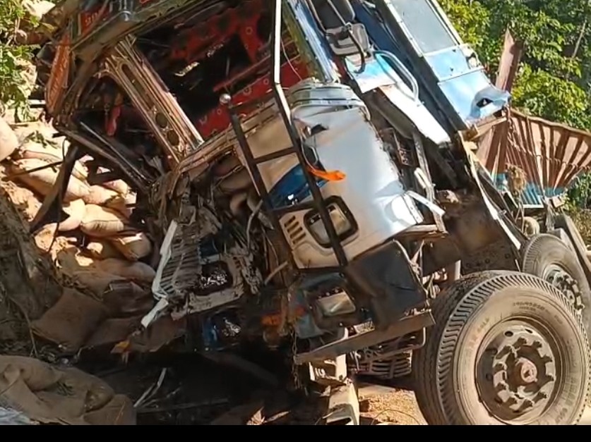 हादसे में चालक करीब चार घंटे तक केबिन में फंसा रहा।