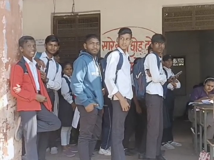 कई बार नंबर न आने पर बच्चों को अगले दिन फिर से लाइन में लगना पड़ता है।