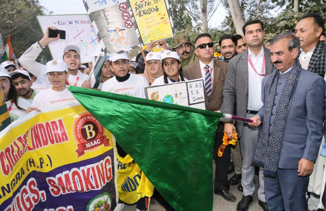 इंदौरा में एंटी चिट्टा वॉकथान को हरी झंडी दिखाते हुए सीएम सुक्खू।