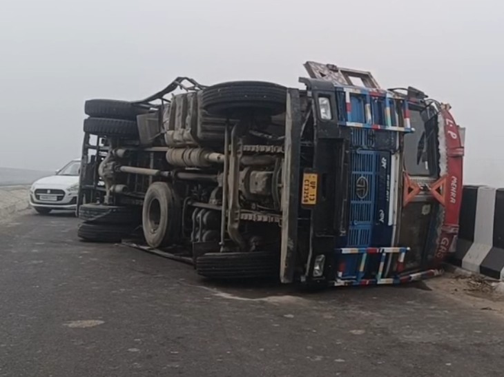 A truck loaded with cylinders overturned on the Delhi-Saharanpur highway.